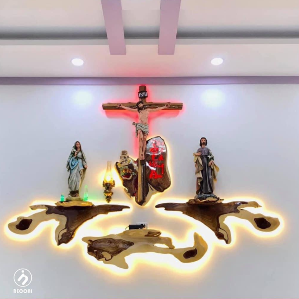 Bàn Thờ Công Giáo phòng khách tại Dầu Giây- Đồng Nai. Bộ bàn thờ gỗ được thiết kế từ gỗ lũa, đi đèn led vàng- bộ tượng cao 60 cm và thánh giá chúa chịu nạn cao 110 cm