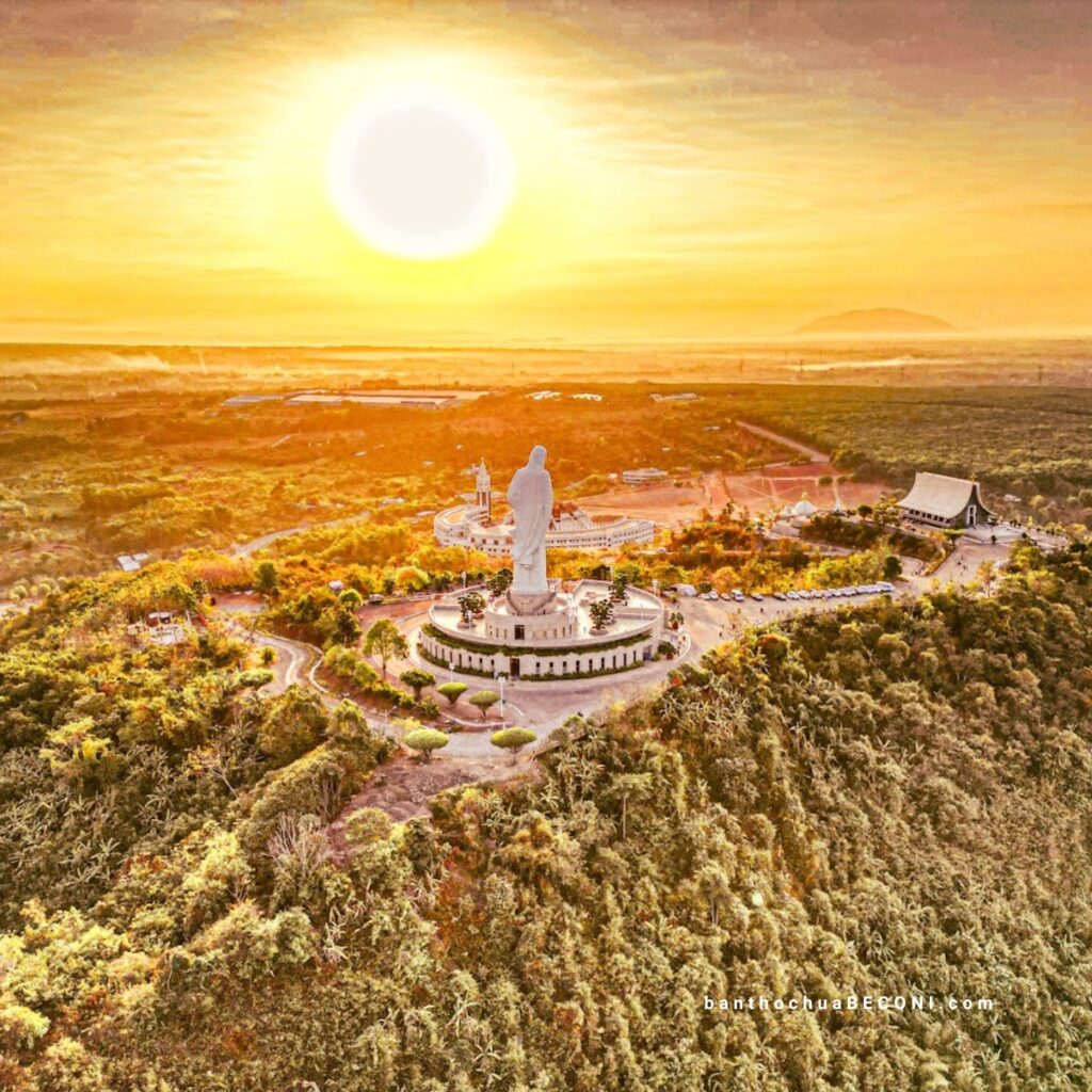 Trung Tâm Hành Hương Đức Mẹ Núi Cúi - TGP Xuân Lộc - Đồng Nai. Khi hoàn thành, quảng trường có sức chứa 100.000 người - sẽ là trung tâm hành hương lớn nhất Việt Nam.