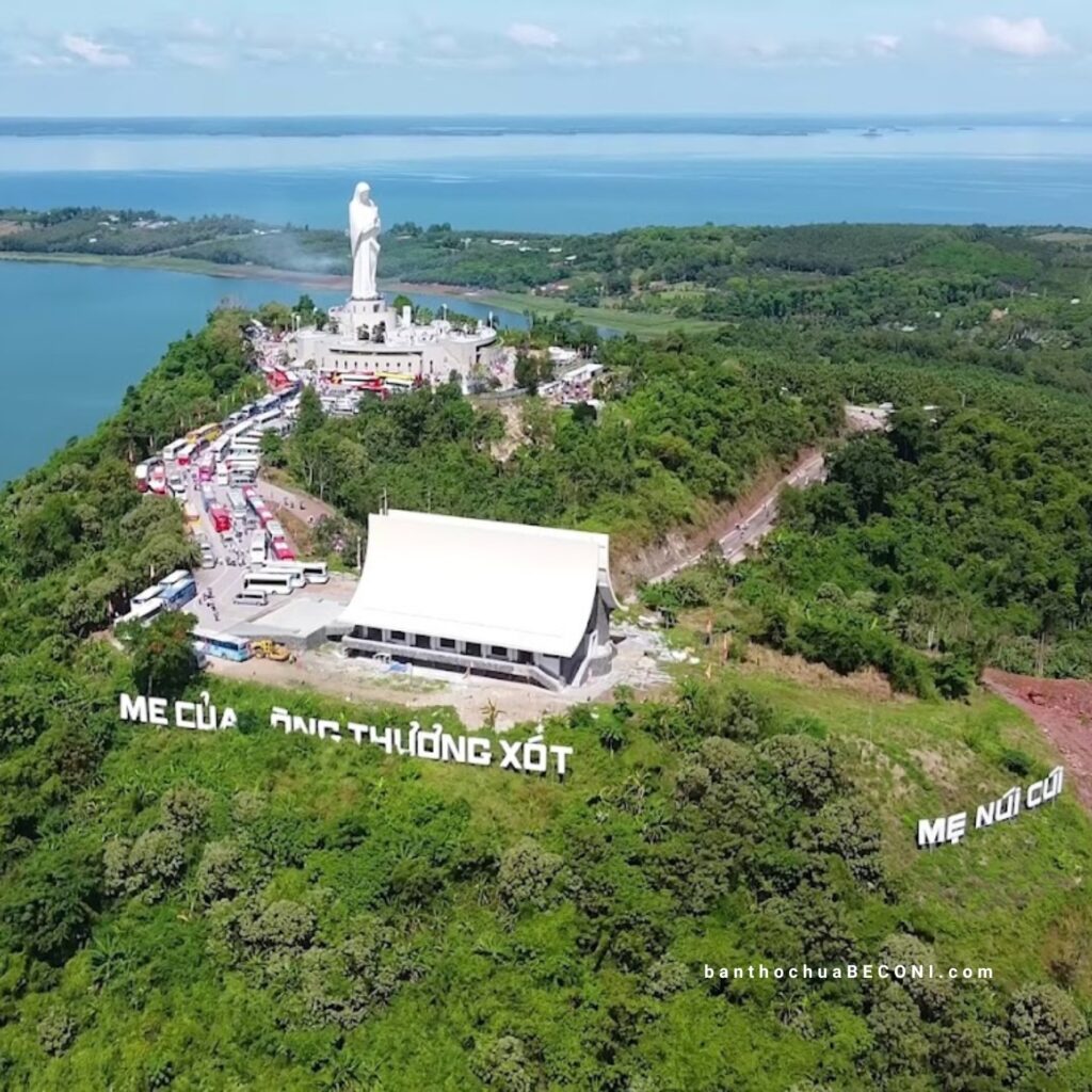 Trung Tâm Hành Hương Đức Mẹ Núi Cúi - TGP Xuân Lộc - Đồng Nai. Khi hoàn thành, quảng trường có sức chứa 100.000 người - sẽ là trung tâm hành hương lớn nhất Việt Nam.