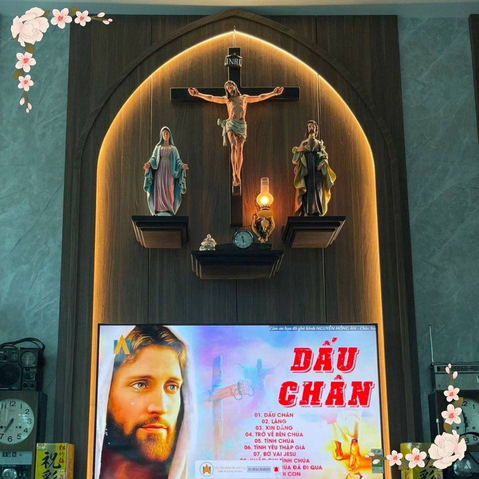 Bàn Thờ Chúa Phòng Khách: Khi Sự Tôn Thờ, Đức Tin Gắn Liền Với Vẻ Đẹp Nội Thất