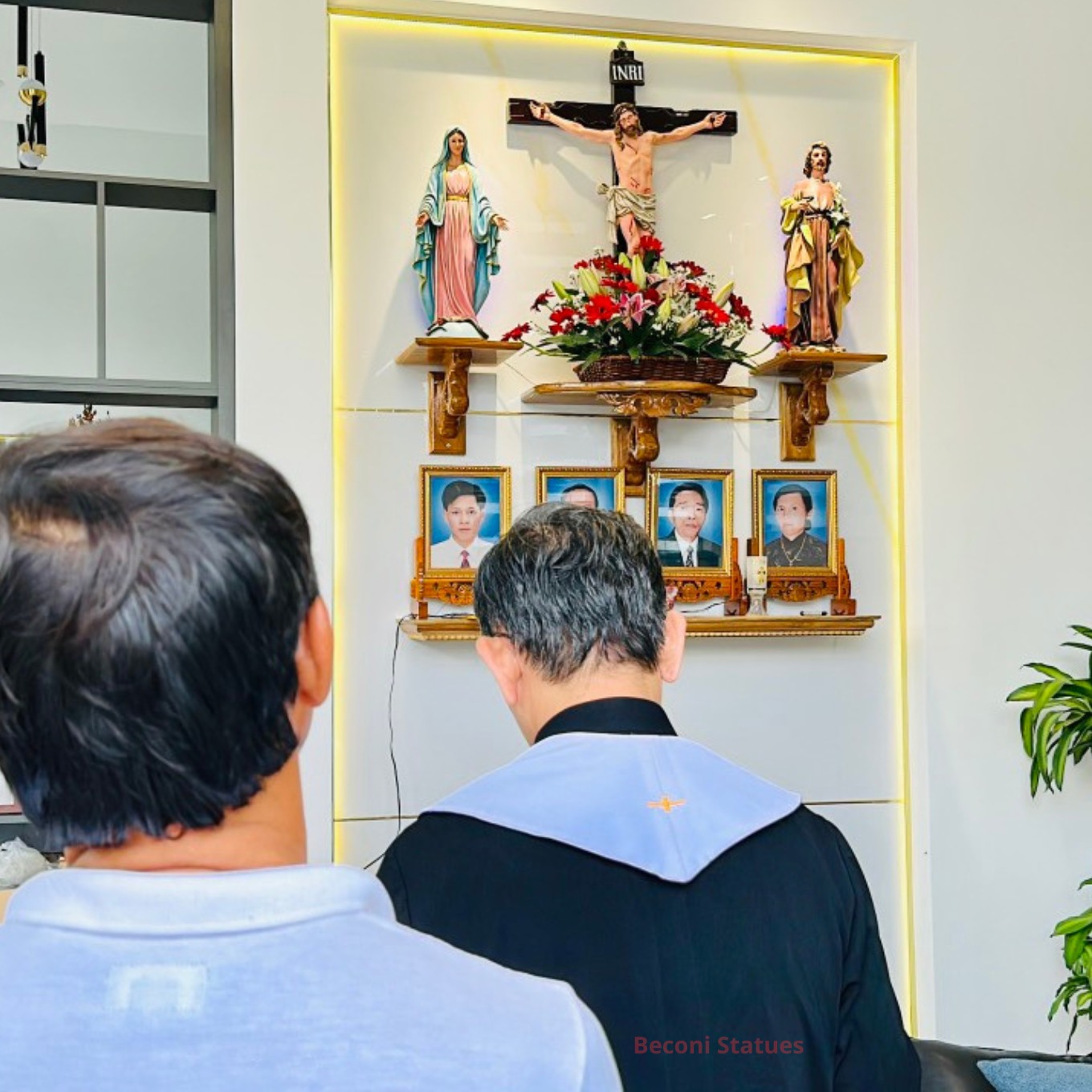 Mẫu bàn thờ Chúa có thiết kế đẹp mắt, tinh tế, phù hợp với không gian thờ cúng của gia đình