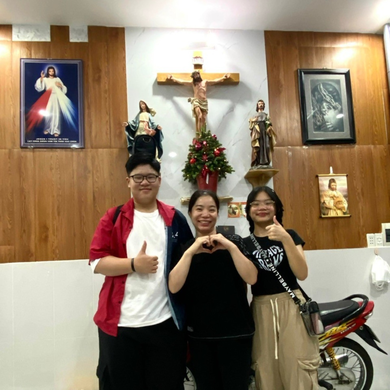 Bàn Thờ Chúa phòng khách gia đình tại Biên Hòa – Đồng Nai tượng 60 cm
