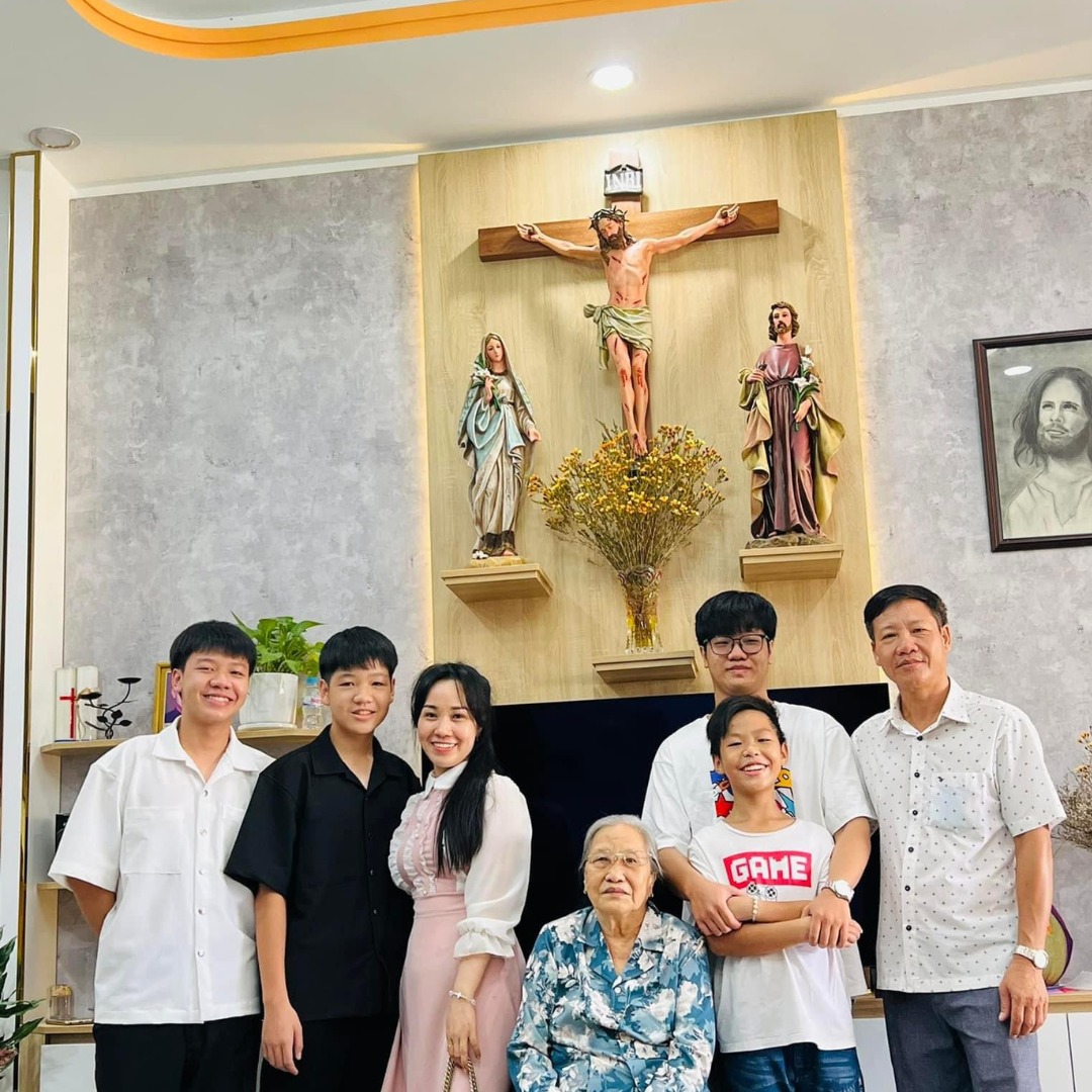 Bàn Thờ Chúa phòng khách gia đình tại Biên Hòa