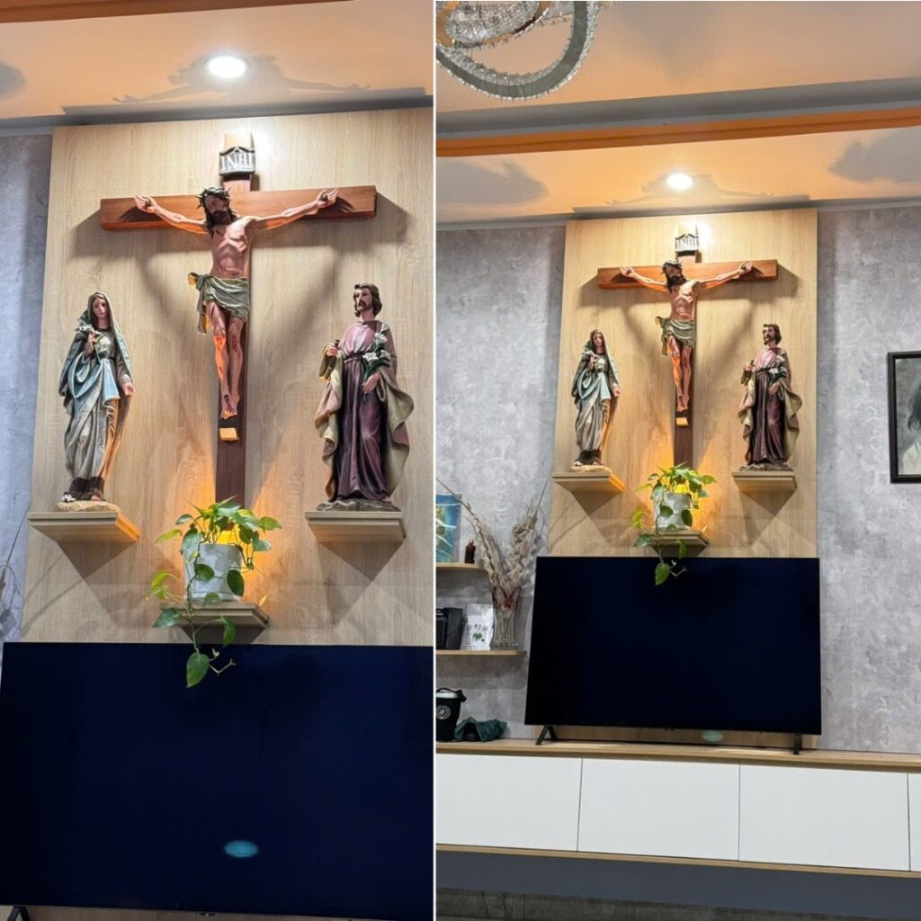 Hình ảnh Bàn Thờ Thiên Chúa Tượng cao 70 cm - 80 cm. Bàn Thờ Thiên Chúa ( hay Bàn Thờ Chúa, Bàn Thờ Công Giáo) những mẫu có kích thước lớn, luôn được đặt trong trung tâm của phòng khách của mỗi gia đình công giáo.