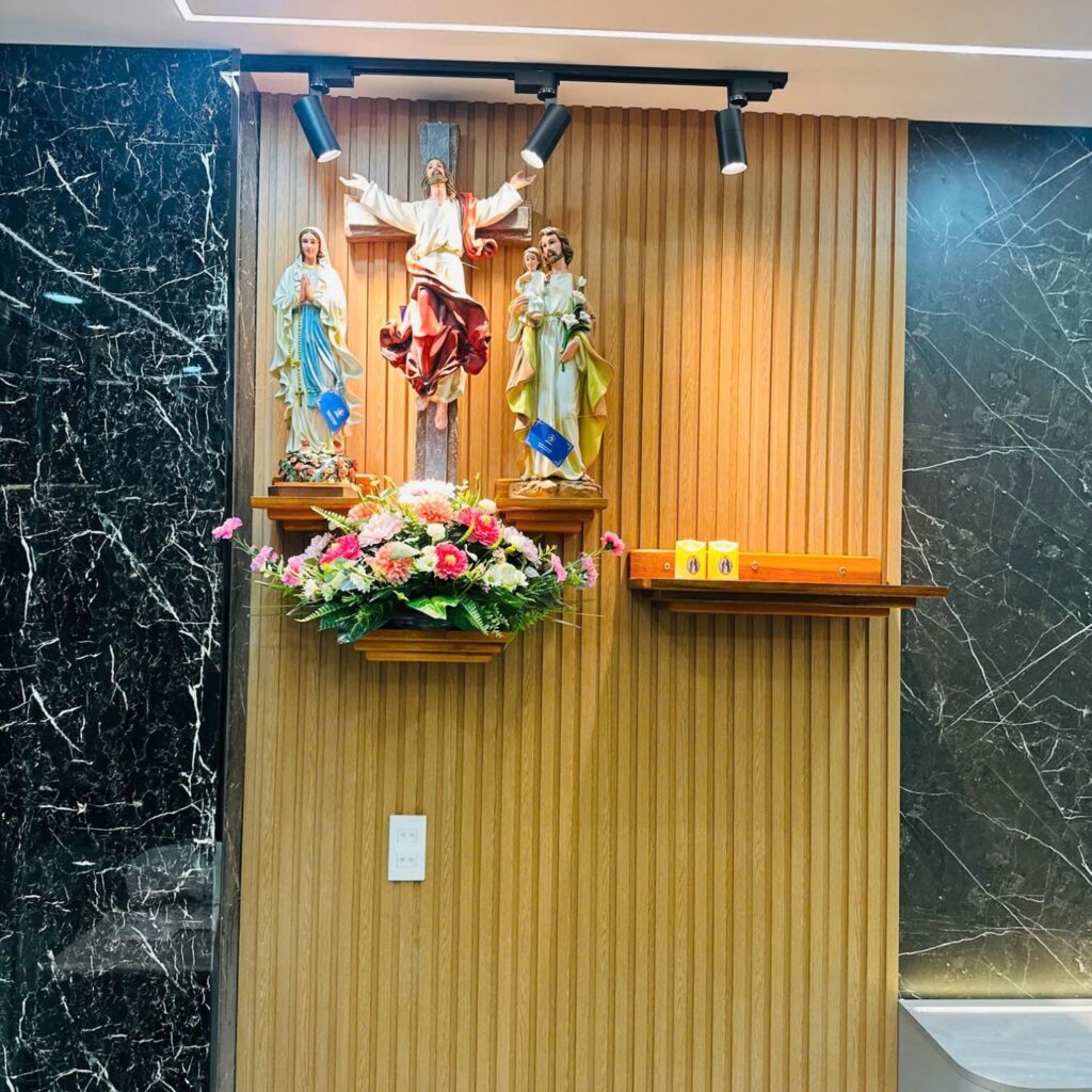 Bàn Thờ Chúa ( hay Bàn Thờ Công Giáo) luôn được thiết kế trang hoàng trang trọng ở trung tâm mỗi Gia đình Công Giáo. Bàn Thờ Chúa – Bàn Thờ Gia Tiên luôn được quan tâm thiết kế trang trọng, ấm cúng và nằm trung tâm của mỗi gia đình. Bàn Thờ Công Giáo trong phòng khách gia đình luôn được dựng ngay sau khi hoàn thành tổ ấm, ngôi nhà mới của Người Công Giáo. Tại Hà Nội, Đà Nẵng, Tp HCM nói riêng; và trên toàn lãnh thổ Việt Nam nói chung, Beconi đã hỗ trợ nhiều chục ngàn khách hàng để có những mẫu Bàn Thờ Công Giáo đẹp ở trong phòng khách mỗi Gia đình Công Giáo. Beconi Việt Nam còn xuất khẩu đến hơn 30 nước trên thế giới.
