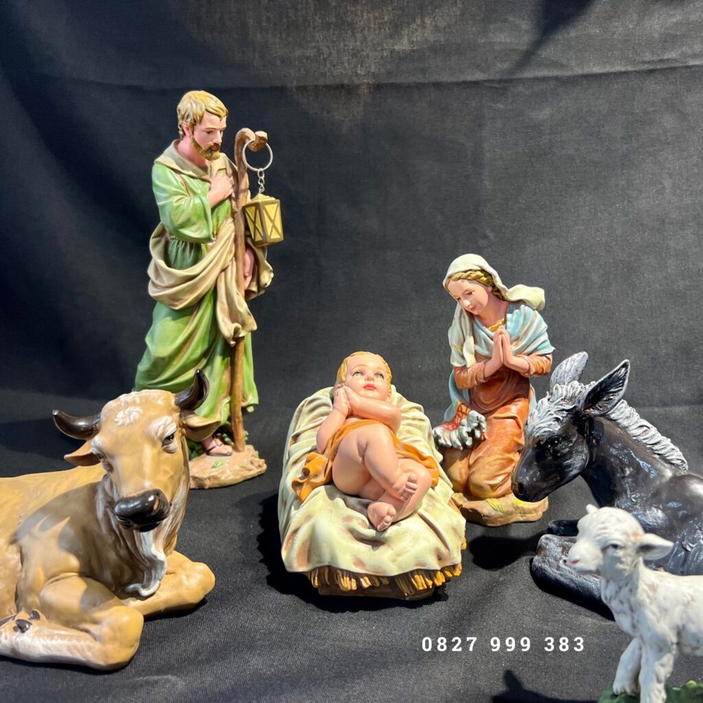 Bộ Tượng Noel ( Tượng Chúa Giáng Sinh) mini có kích thước 30 cm và 40 cm, bao gồm 6 nhân vật Tượng Thánh Giuse Tượng Đức Mẹ Maria Tượng Chúa Giesu Hài Đồng trên máng cỏ Tượng Chiên ( Tượng con cừu) Tượng con bò và Tượng con lừa