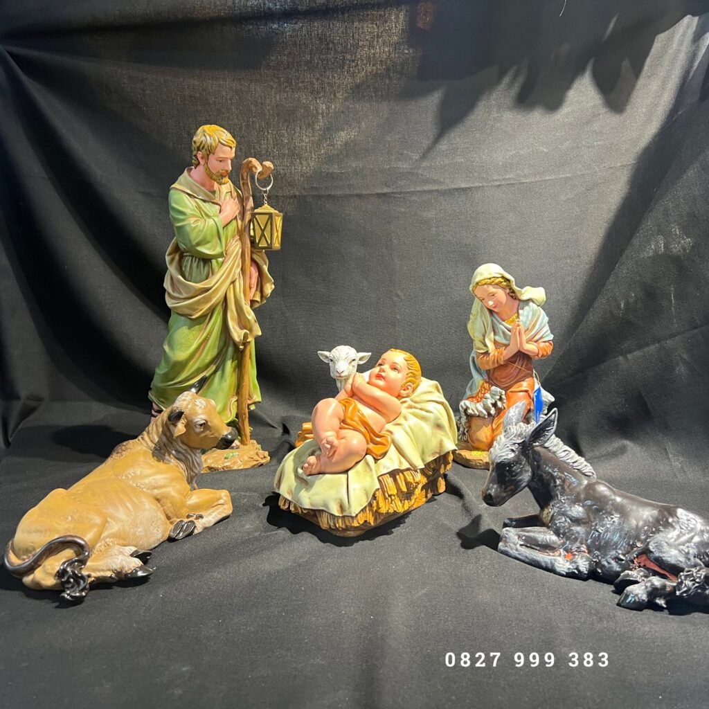 Bộ Tượng Noel ( Tượng Chúa Giáng Sinh) mini có kích thước 30 cm và 40 cm, bao gồm 6 nhân vật Tượng Thánh Giuse Tượng Đức Mẹ Maria Tượng Chúa Giesu Hài Đồng trên máng cỏ Tượng Chiên ( Tượng con cừu) Tượng con bò và Tượng con lừa