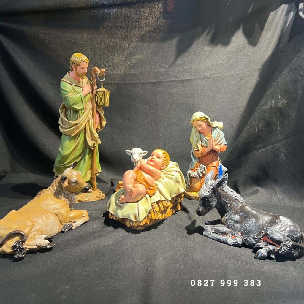 Bộ Tượng Noel ( Tượng Chúa Giáng Sinh) mini có kích thước 30 cm và 40 cm, bao gồm 6 nhân vật Tượng Thánh Giuse Tượng Đức Mẹ Maria Tượng Chúa Giesu Hài Đồng trên máng cỏ Tượng Chiên ( Tượng con cừu) Tượng con bò và Tượng con lừa