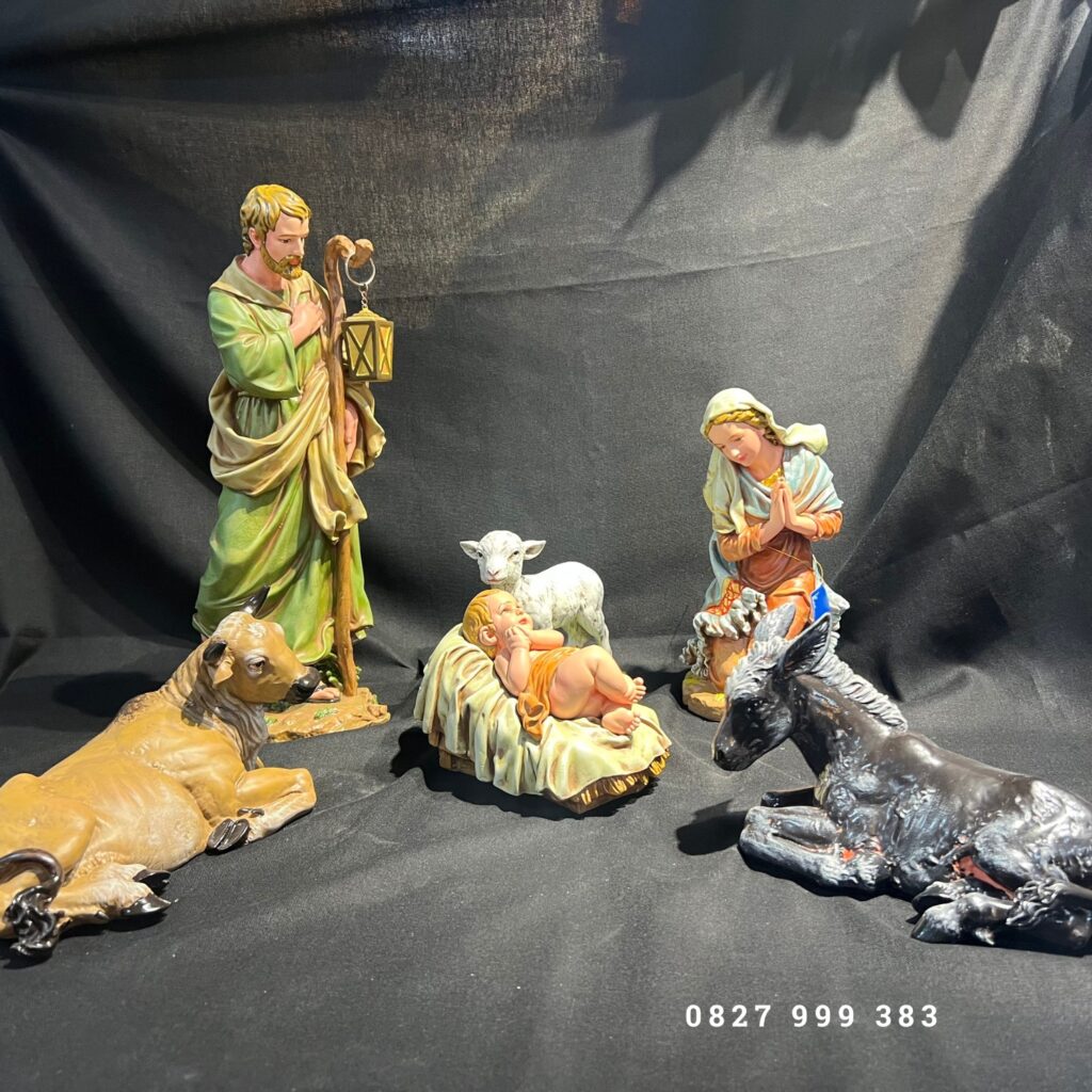 Bộ Tượng Noel ( Tượng Chúa Giáng Sinh) mini có kích thước 30 cm và 40 cm, bao gồm 6 nhân vật Tượng Thánh Giuse Tượng Đức Mẹ Maria Tượng Chúa Giesu Hài Đồng trên máng cỏ Tượng Chiên ( Tượng con cừu) Tượng con bò và Tượng con lừa
