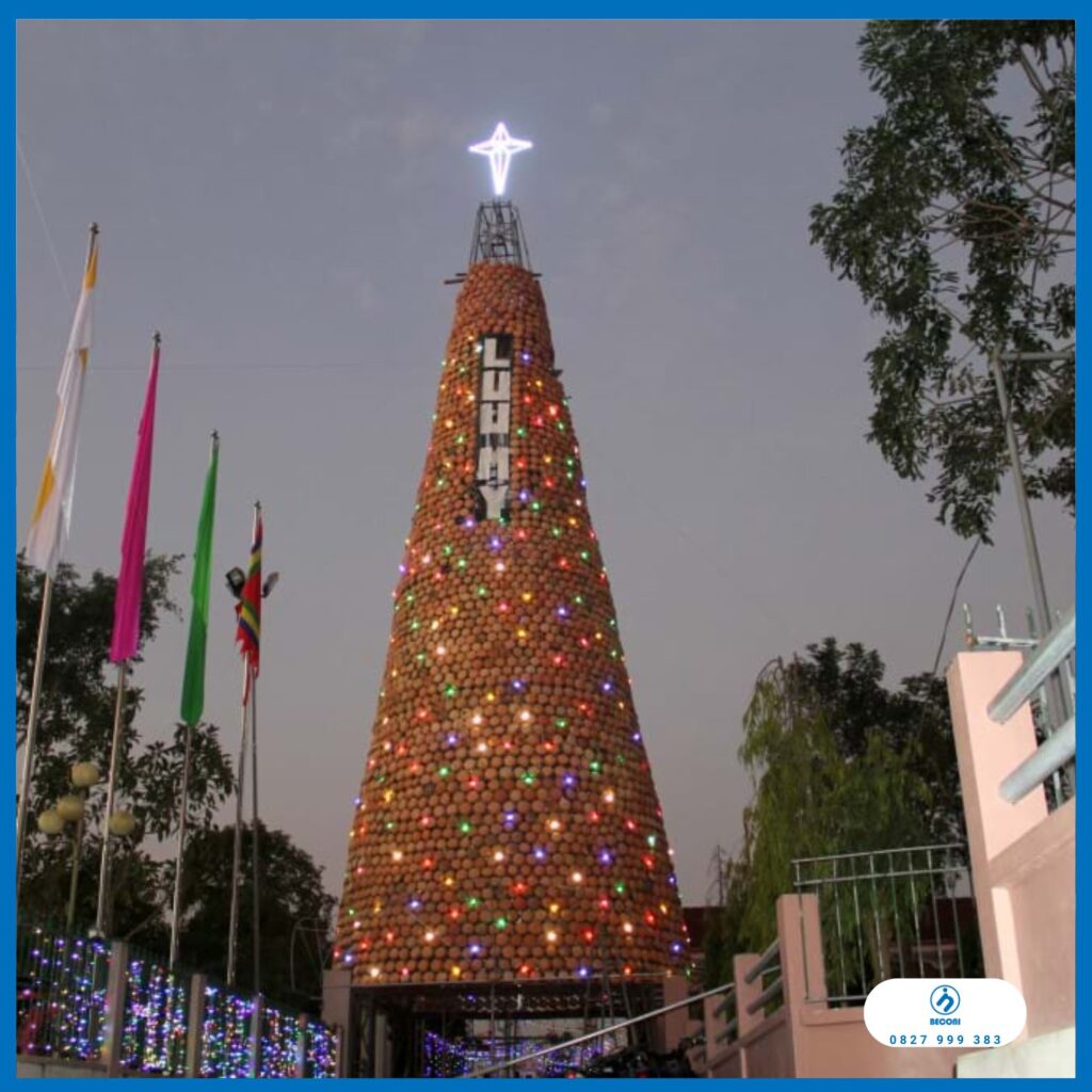 Cây thông Noel lớn và độc đáo bằng nồi đất  Bà con giáo xứ Lưu Mỹ (Đô Lương, Nghệ An) đã dùng 6000 nồi đất và nhiều tháng để hoàn thiện cây thông Noel bằng Nồi Đất. Cây Thông Noel "Nồi Đất" cao 25 mét - đường kính 8 mét.