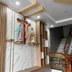 Hình ảnh Bàn Thờ Thiên Chúa Tượng cao 70 cm - 80 cm. Bàn Thờ Thiên Chúa ( hay Bàn Thờ Chúa phòng khách, Bàn Thờ Công Giáo gia đình) những mẫu có kích thước lớn, luôn được đặt trong trung tâm của phòng khách của mỗi gia đình công giáo.