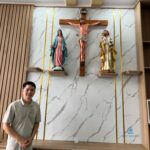 Hình ảnh Bàn Thờ Thiên Chúa Tượng cao 70 cm - 80 cm. Bàn Thờ Thiên Chúa ( hay Bàn Thờ Chúa phòng khách, Bàn Thờ Công Giáo gia đình) những mẫu có kích thước lớn, luôn được đặt trong trung tâm của phòng khách của mỗi gia đình công giáo.