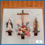 Bàn thờ Chúa phòng khách Bàn thờ Chúa và bàn thờ gia tiên Thiết kế bàn thờ Chúa trong phòng khách Thiết kế bàn thờ Công giáo Bàn thờ Công giáo và tổ tiên Bàn thờ Công Giáo gồm những gì Bàn thờ Chúa phòng khách bàn thờ chúa - mẫu đương đại Bàn thờ Chúa và bàn thờ gia tiên Thiết kế bàn thờ Chúa trong phòng khách Mẫu bàn thờ Chúa và ông bà Kích thước bàn thờ Công Giáo