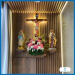 Bàn thờ Chúa phòng khách Bàn thờ Chúa và bàn thờ gia tiên Thiết kế bàn thờ Chúa trong phòng khách Thiết kế bàn thờ Công giáo Bàn thờ Công giáo và tổ tiên Bàn thờ Công Giáo gồm những gì Bàn thờ Chúa phòng khách bàn thờ chúa - mẫu đương đại Bàn thờ Chúa và bàn thờ gia tiên Thiết kế bàn thờ Chúa trong phòng khách Mẫu bàn thờ Chúa và ông bà Kích thước bàn thờ Công Giáo