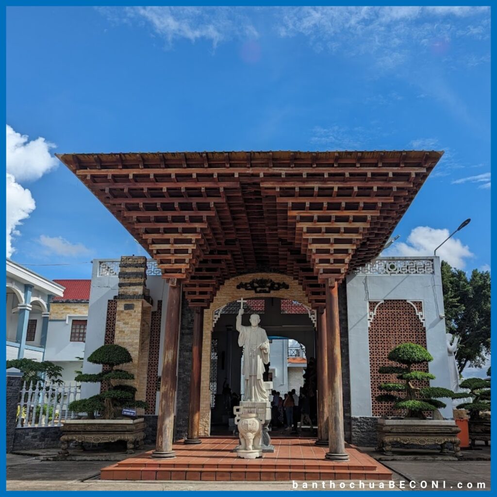 Thánh Đường Tắc Sậy (Nhà Thờ Tắc Sậy) ở xã Tân Long, huyện Giá Rai, tỉnh Bạc Liêu. Nơi đây không chỉ một công trình Nhà Thờ hoành tráng – lâu đời mà còn là nơi lưu giữ những câu chuyện về đức tin, về tình người và về Cha Phanxico Xaviê Trương Bửu Diệp, vị linh mục đã hy sinh mạng sống của mình để cứu lấy các giáo dân.