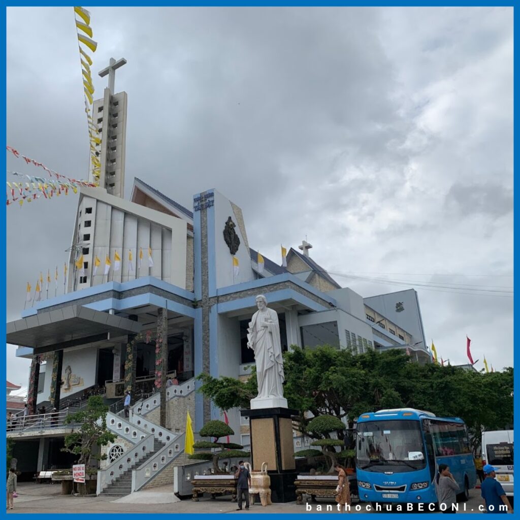 Thánh Đường Tắc Sậy (Nhà Thờ Tắc Sậy) ở xã Tân Long, huyện Giá Rai, tỉnh Bạc Liêu. Nơi đây không chỉ một công trình Nhà Thờ hoành tráng – lâu đời mà còn là nơi lưu giữ những câu chuyện về đức tin, về tình người và về Cha Phanxico Xaviê Trương Bửu Diệp, vị linh mục đã hy sinh mạng sống của mình để cứu lấy các giáo dân.