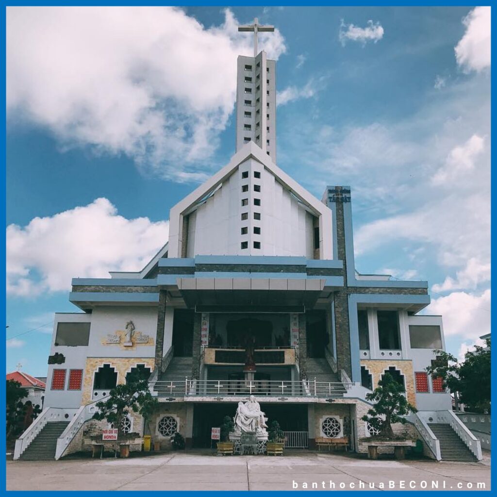 Thánh Đường Tắc Sậy (Nhà Thờ Tắc Sậy) ở xã Tân Long, huyện Giá Rai, tỉnh Bạc Liêu. Nơi đây không chỉ một công trình Nhà Thờ hoành tráng – lâu đời mà còn là nơi lưu giữ những câu chuyện về đức tin, về tình người và về Cha Phanxico Xaviê Trương Bửu Diệp, vị linh mục đã hy sinh mạng sống của mình để cứu lấy các giáo dân.