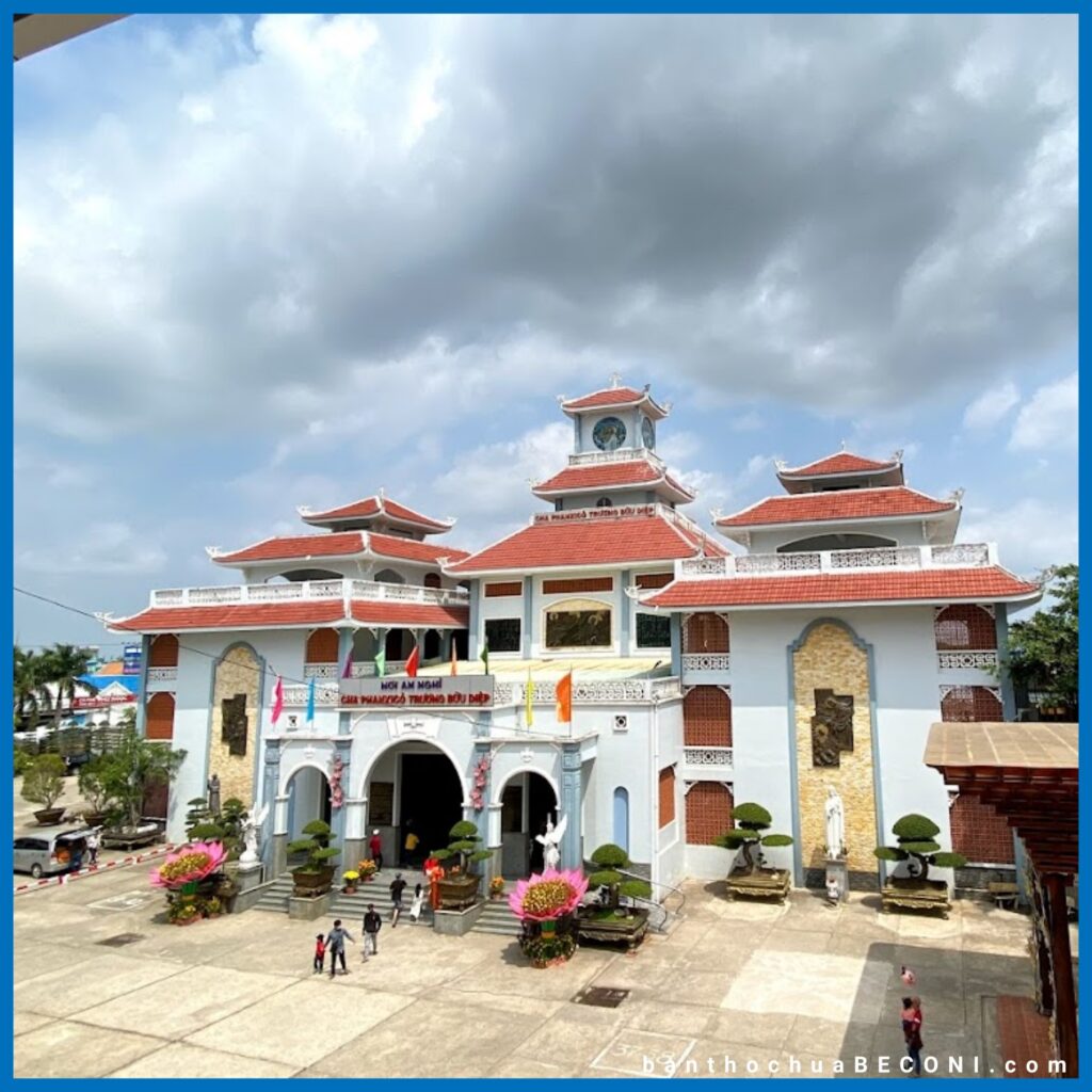 Thánh Đường Tắc Sậy (Nhà Thờ Tắc Sậy) ở xã Tân Long, huyện Giá Rai, tỉnh Bạc Liêu. Nơi đây không chỉ một công trình Nhà Thờ hoành tráng – lâu đời mà còn là nơi lưu giữ những câu chuyện về đức tin, về tình người và về Cha Phanxico Xaviê Trương Bửu Diệp, vị linh mục đã hy sinh mạng sống của mình để cứu lấy các giáo dân.