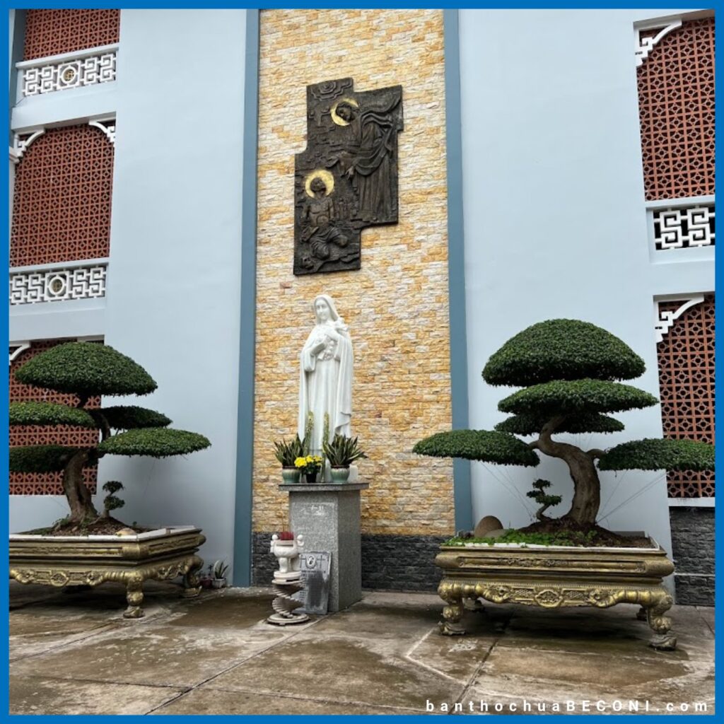 Thánh Đường Tắc Sậy (Nhà Thờ Tắc Sậy) ở xã Tân Long, huyện Giá Rai, tỉnh Bạc Liêu. Nơi đây không chỉ một công trình Nhà Thờ hoành tráng – lâu đời mà còn là nơi lưu giữ những câu chuyện về đức tin, về tình người và về Cha Phanxico Xaviê Trương Bửu Diệp, vị linh mục đã hy sinh mạng sống của mình để cứu lấy các giáo dân.