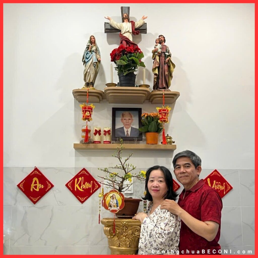Bàn thờ Công giáo BECONI là một tác phẩm nghệ thuật tâm linh, là một phong cách riêng rất đặc biệt, kết hợp hài hòa giữa truyền thống và hiện đại. Được chế tác tỉ mỉ từ những chất liệu cao cấp như gỗ Gõ đỏ, Gỗ Hương, Gỗ Lim, Gỗ Bách Xanh; MDF, HDF của những thương hiệu nổi tiếng như An Cường. Mỗi Bộ Bàn Thờ Công Giáo (Bàn Thờ Chúa) được chế tác bởi BECONI đều mang một vẻ đẹp độc đáo, góp phần tạo nên không gian thờ phụng trang nghiêm và ấm áp cho mỗi gia đình. Với thiết kế đa dạng, BECONI đáp ứng mọi nhu cầu của khách hàng, từ những mẫu bàn thờ truyền thống đến những mẫu bàn thờ hiện đại, phù hợp với nhiều không gian khác nhau. Bàn Thờ Công Giáo bằng gỗ đặt ở phòng khách Gia đình Công giáo, nhiều mẫu Bàn Thờ Thiên Chúa & Bàn Thờ Gia Tiên đẹp. Bàn Thờ Thiên Chúa bằng gỗ được thiết kế để phù hợp với nhiều không gian khác nhau như: căn hộ chung cư, nhà có diện tích nhỏ – trấp thấp, nhà biệt thự đơn lập, song lập hay liền kề. – Bàn Thờ Công Giáo bằng gỗ quý: Bàn Thờ Chúa phòng khách có thể được làm bằng gỗ như: gỗ gụ, gỗ trắc, gỗ hương – hương đá, gỗ gõ đỏ, gỗ lim … – Bàn Thờ Công Giáo phòng khách bằng gỗ công nghiệp: cũng có thể làm bằng gỗ sồi, gỗ xoan đào, gỗ thông, gỗ chàm hoa vàng, các loại gỗ công nghiệp sấy 8-13% nhập khẩu. Bàn thờ Chúa phòng khách Mẫu bàn thờ Công giáo đơn giản Bàn thờ Chúa và bàn thờ gia tiên Thiết kế bàn thờ Công giáo Thiết kế bàn thờ Chúa trong phòng khách Bàn thờ Công giáo gồm những gì Bàn thờ Chúa Bàn thờ Chúa phòng khách bàn thờ chúa - mẫu đương đại Thiết kế bàn thờ Chúa trong phòng khách Bàn thờ Chúa và bàn thờ gia tiên Bàn thờ Công Giáo Mẫu bàn thờ Chúa và ông bà Hà Giang, Cao Bằng, Lào Cai, Yên Bái, Điện Biên, Hoà Bình, Lai Châu, Sơn La, Bắc Giang, Bắc Kạn, Lạng Sơn, Quảng Ninh, Thái Nguyên, Phú Thọ, Vĩnh Phúc, Bắc Ninh, Hà Nam, Hà Nội, Hải Dương, Hải Phòng, Hưng Yên, Nam Định, Thái Bình, Ninh Bình, Thanh Hóa, Nghệ An, Hà Tĩnh, Thừa Thiên Huế, Quảng Trị, Quảng Nam, Quảng Ngãi, Bình Định, Phú Yên, Khánh Hòa, Ninh Thuận, Bình Thuận, Kon Tum, Gia Lai, Đắk Lắk, Đắk Nông, Lâm Đồng, Bà Rịa – Vũng Tàu, Đồng Nai, Bình Phước, Tây Ninh, Bình Dương, Thành phố Hồ Chí Minh, Long An, Đồng Tháp, Tiền Giang, Bến Tre, Vĩnh Long, Trà Vinh, Hậu Giang, Sóc Trăng, Cần Thơ, Kiên Giang, An Giang, Bạc Liêu, Cà Mau.