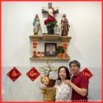 Bàn thờ Công giáo BECONI là một tác phẩm nghệ thuật tâm linh, là một phong cách riêng rất đặc biệt, kết hợp hài hòa giữa truyền thống và hiện đại. Được chế tác tỉ mỉ từ những chất liệu cao cấp như gỗ Gõ đỏ, Gỗ Hương, Gỗ Lim, Gỗ Bách Xanh; MDF, HDF của những thương hiệu nổi tiếng như An Cường. Mỗi Bộ Bàn Thờ Công Giáo (Bàn Thờ Chúa) được chế tác bởi BECONI đều mang một vẻ đẹp độc đáo, góp phần tạo nên không gian thờ phụng trang nghiêm và ấm áp cho mỗi gia đình. Với thiết kế đa dạng, BECONI đáp ứng mọi nhu cầu của khách hàng, từ những mẫu bàn thờ truyền thống đến những mẫu bàn thờ hiện đại, phù hợp với nhiều không gian khác nhau. Bàn Thờ Công Giáo bằng gỗ đặt ở phòng khách Gia đình Công giáo, nhiều mẫu Bàn Thờ Thiên Chúa & Bàn Thờ Gia Tiên đẹp. Bàn Thờ Thiên Chúa bằng gỗ được thiết kế để phù hợp với nhiều không gian khác nhau như: căn hộ chung cư, nhà có diện tích nhỏ – trấp thấp, nhà biệt thự đơn lập, song lập hay liền kề. – Bàn Thờ Công Giáo bằng gỗ quý: Bàn Thờ Chúa phòng khách có thể được làm bằng gỗ như: gỗ gụ, gỗ trắc, gỗ hương – hương đá, gỗ gõ đỏ, gỗ lim … – Bàn Thờ Công Giáo phòng khách bằng gỗ công nghiệp: cũng có thể làm bằng gỗ sồi, gỗ xoan đào, gỗ thông, gỗ chàm hoa vàng, các loại gỗ công nghiệp sấy 8-13% nhập khẩu. Bàn thờ Chúa phòng khách Mẫu bàn thờ Công giáo đơn giản Bàn thờ Chúa và bàn thờ gia tiên Thiết kế bàn thờ Công giáo Thiết kế bàn thờ Chúa trong phòng khách Bàn thờ Công giáo gồm những gì Bàn thờ Chúa Bàn thờ Chúa phòng khách bàn thờ chúa - mẫu đương đại Thiết kế bàn thờ Chúa trong phòng khách Bàn thờ Chúa và bàn thờ gia tiên Bàn thờ Công Giáo Mẫu bàn thờ Chúa và ông bà Hà Giang, Cao Bằng, Lào Cai, Yên Bái, Điện Biên, Hoà Bình, Lai Châu, Sơn La, Bắc Giang, Bắc Kạn, Lạng Sơn, Quảng Ninh, Thái Nguyên, Phú Thọ, Vĩnh Phúc, Bắc Ninh, Hà Nam, Hà Nội, Hải Dương, Hải Phòng, Hưng Yên, Nam Định, Thái Bình, Ninh Bình, Thanh Hóa, Nghệ An, Hà Tĩnh, Thừa Thiên Huế, Quảng Trị, Quảng Nam, Quảng Ngãi, Bình Định, Phú Yên, Khánh Hòa, Ninh Thuận, Bình Thuận, Kon Tum, Gia Lai, Đắk Lắk, Đắk Nông, Lâm Đồng, Bà Rịa – Vũng Tàu, Đồng Nai, Bình Phước, Tây Ninh, Bình Dương, Thành phố Hồ Chí Minh, Long An, Đồng Tháp, Tiền Giang, Bến Tre, Vĩnh Long, Trà Vinh, Hậu Giang, Sóc Trăng, Cần Thơ, Kiên Giang, An Giang, Bạc Liêu, Cà Mau.