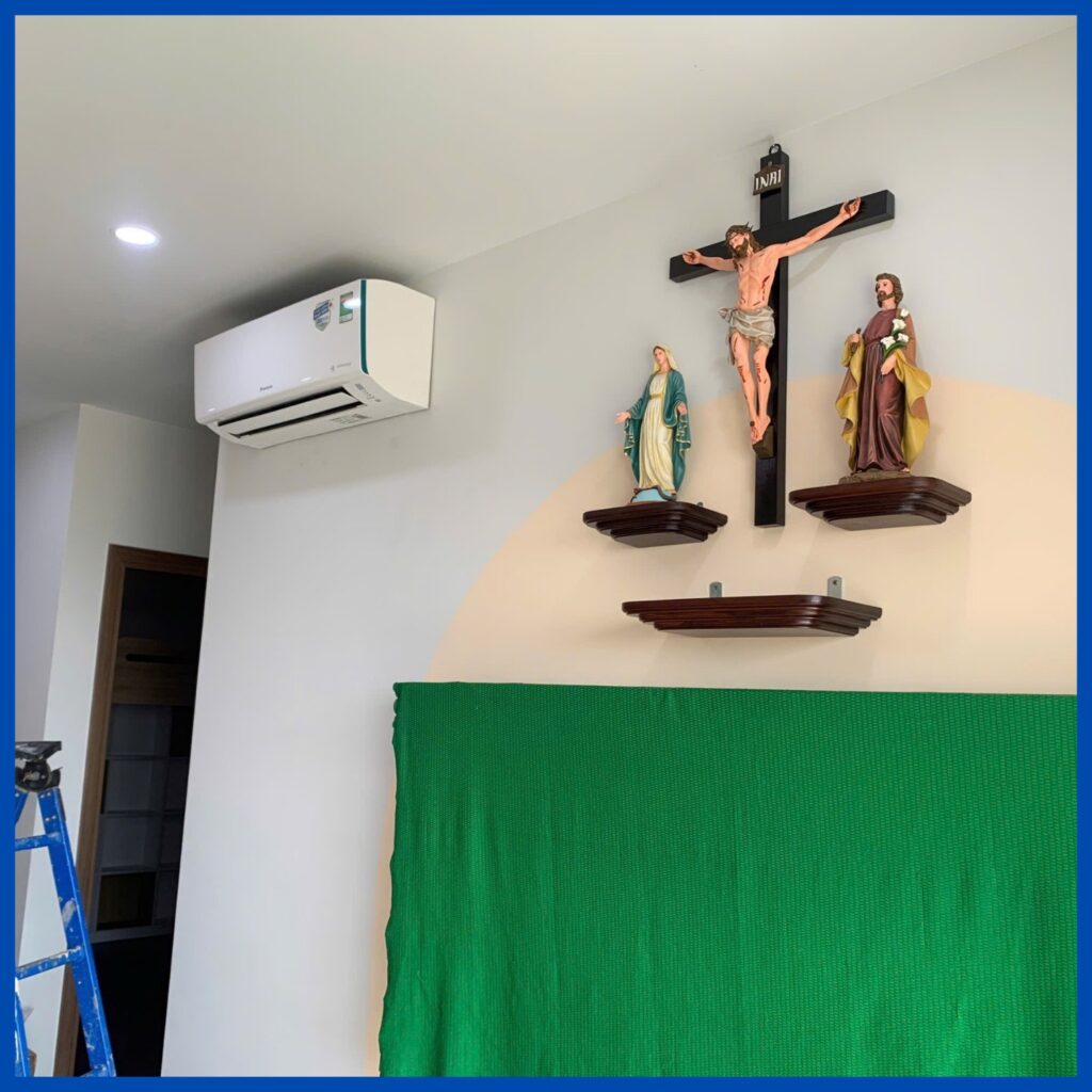 Bàn Thờ Công Giáo bằng gỗ hiện đại cho phòng khách căn chung cư khách hàng ở Bcons - Dĩ An - Bình Dương bao gồm: Bộ 3 kệ gỗ đơn tam cấp bằng gỗ giá tị (teak). Thánh giá chúa chịu nạn cao 70 cm Tượng đức mẹ ban ơn cao 35 cm Tượng thánh giuse thợ cao 35 cm bàn thờ công giáo đẹp Bàn thờ Chúa phòng khách Thiết kế bàn thờ Chúa trong phòng khách Thiết kế bàn thờ Công giáo Mẫu bàn thờ Công giáo đơn giản Bàn thờ Chúa và bàn thờ gia tiên Kích thước bàn thờ Công giáo