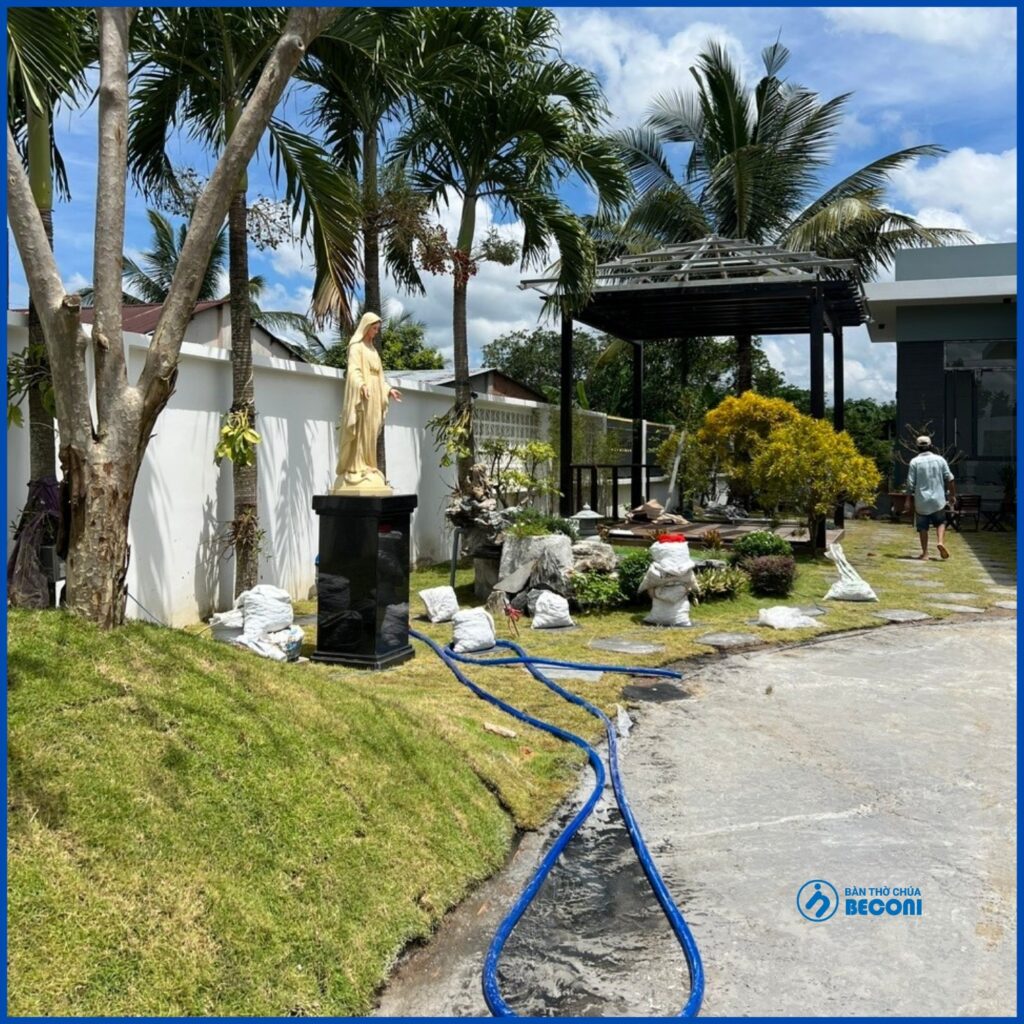 Tượng Mẹ Ban Ơn mẫu đẹp và sang trọng có thể được chế tác, điêu khắc, sản xuất bằng đá, bằng ngọc quý, bằng thạch cao, bằng composite, bằng poly resin – beconi, bằng đất nung, bằng gốm sứ – ceramic …