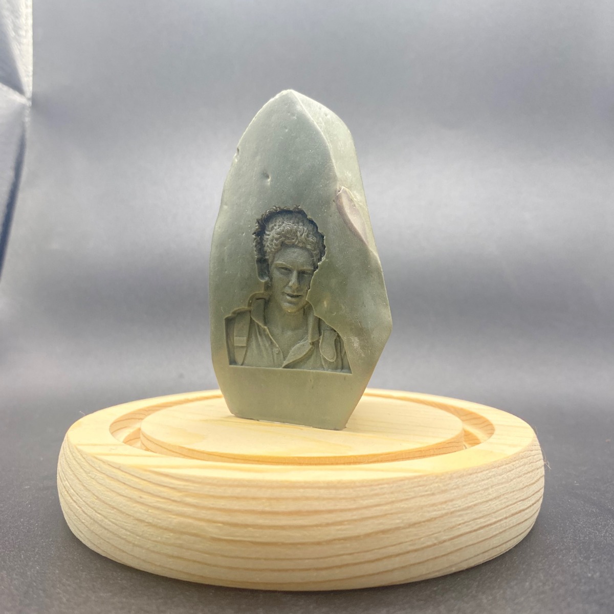 Phù điêu điêu khắc trên đá - Thánh Carlo Acutis 9x12 cm
